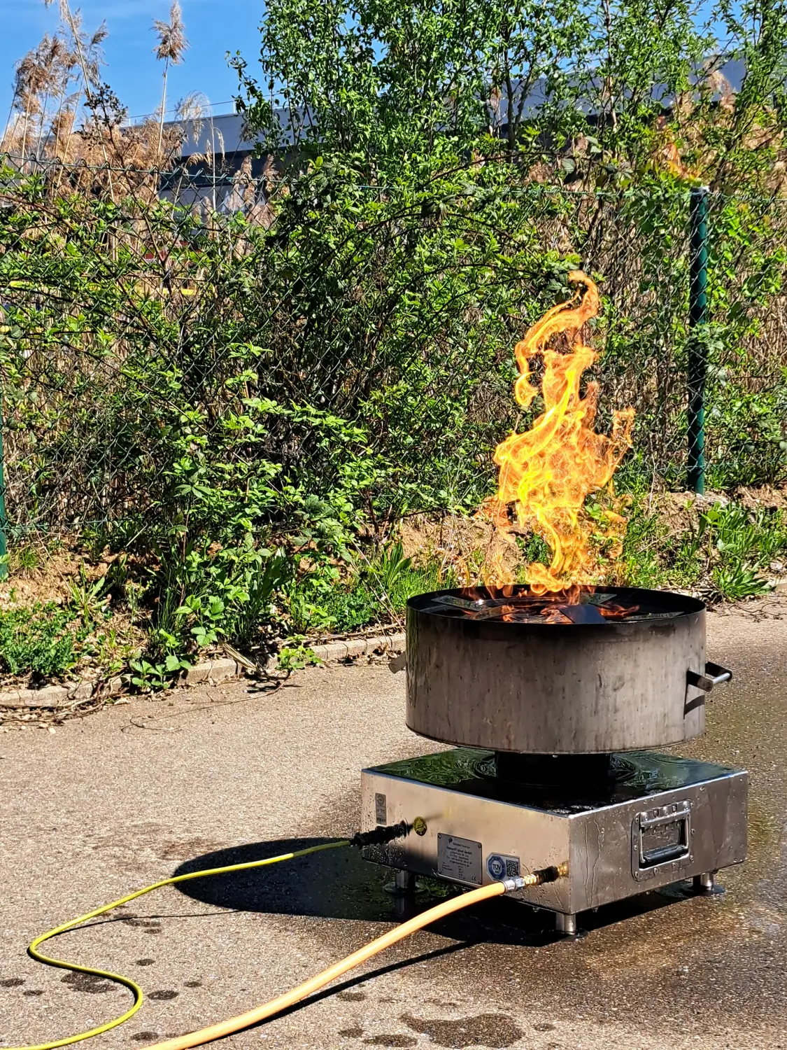 Alexandra Sturm - Beratung mit System – Sicherheit, Technik, Verantwortung - FLT 100 FireStarter, ein tragbares Brandsimulations-Trainingsgerät für Live-Brandübungen.