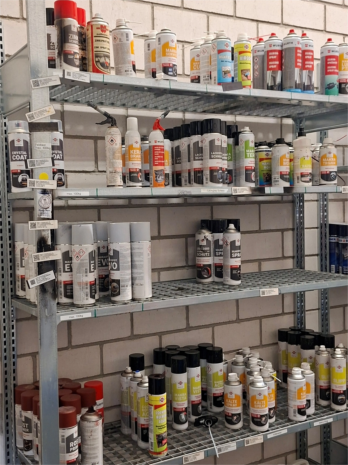 Alexandra Sturm – Beratung mit System – Sicherheit, Technik, Verantwortung – ein Einzelhandelsregal mit verschiedenen Aerosolsprayprodukten für Industrie und Automobil, darunter Zinksprays, Silikonsprays und Lacke. Diese Produkte werden typischerweise für Wartungs-, Schutz- und Reparaturaufgaben eingesetzt.