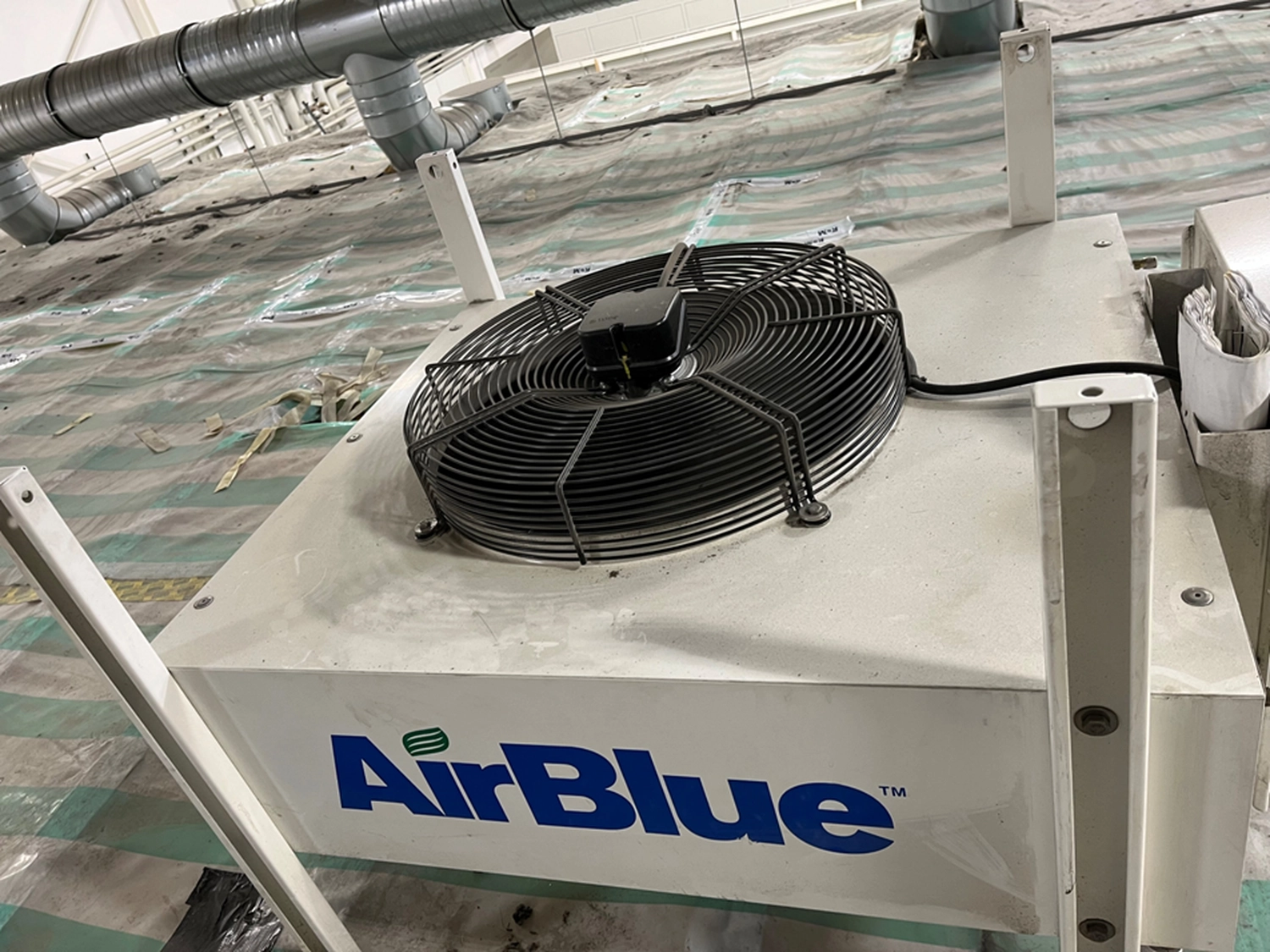 Alexandra Sturm – Beratung mit System – Sicherheit, Technik, Verantwortung – Gewerbekühlgerät der Marke AirBlue