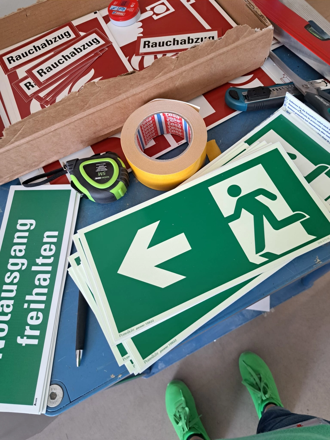 Alexandra Sturm – Beratung mit System – Sicherheit, Technik, Verantwortung – Notausgangsschilder und zugehörige Ausrüstung für die Gebäudesicherheit.